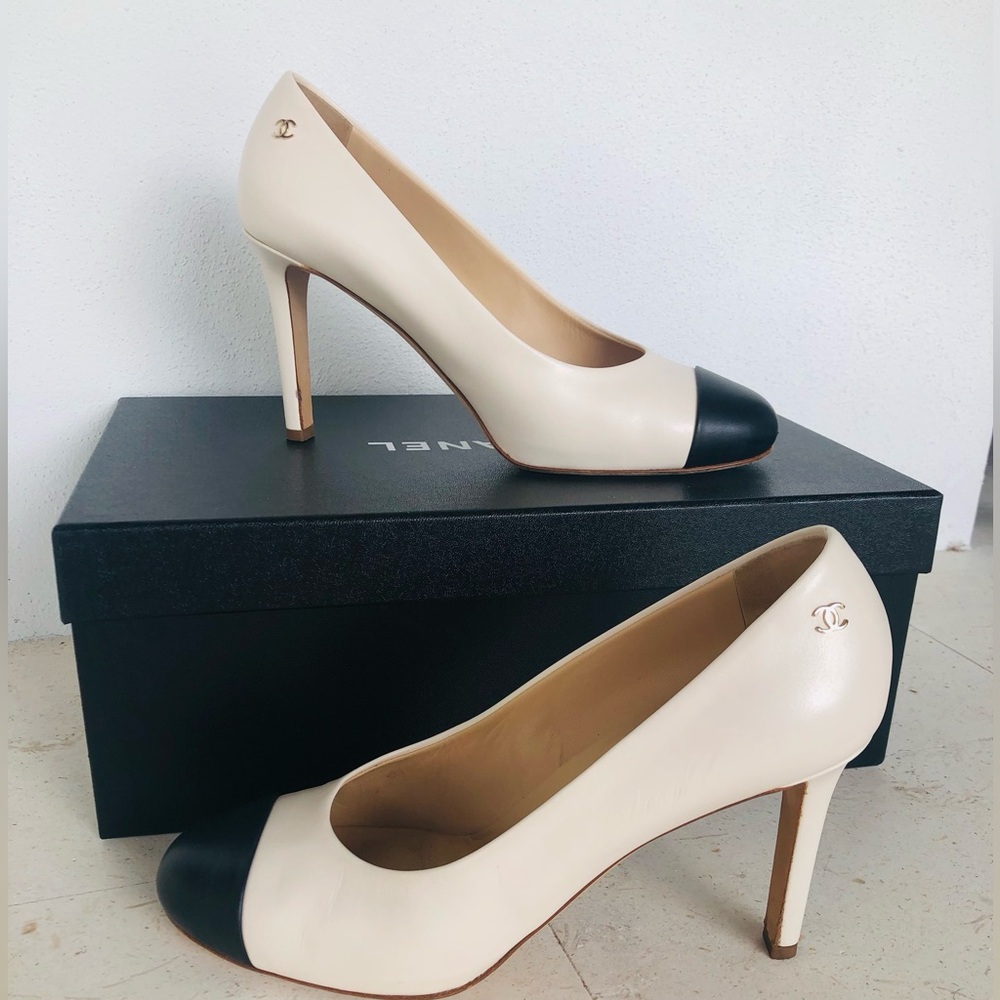 CHANEL Two-Tone Cap -Toe Pumps in Cream and Black .Size 39 - Picture 3 of 12